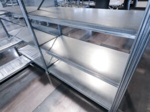 regał z blachą gładką