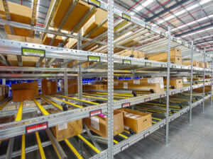 regał grawitacyjny , podajnik taśmowy