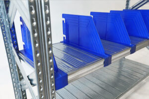 separatory w regale półkowym